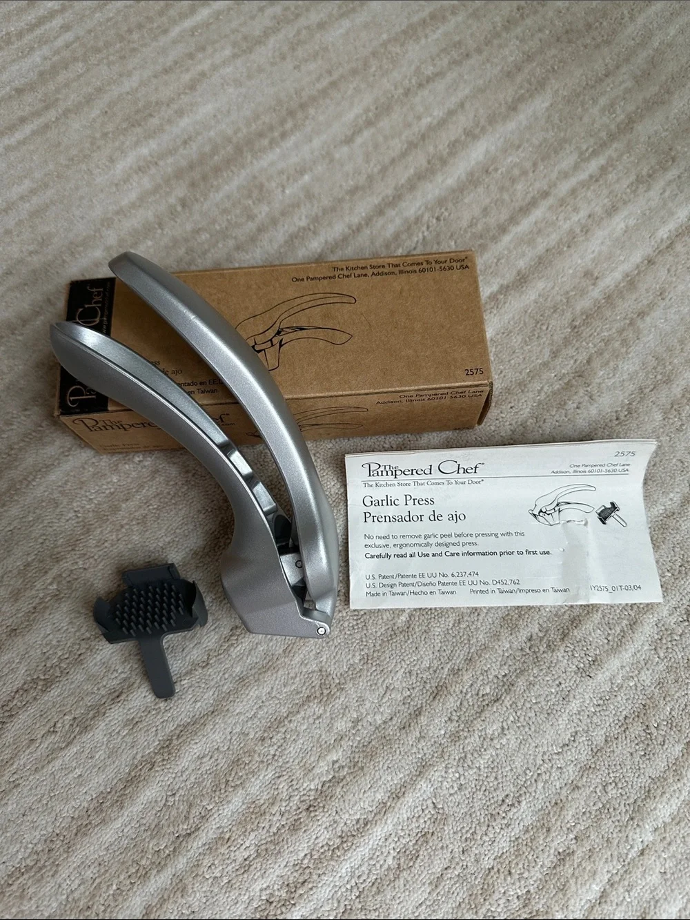 The Pampered Chef Metal Garlic Press #2575 with Cleaning Tool